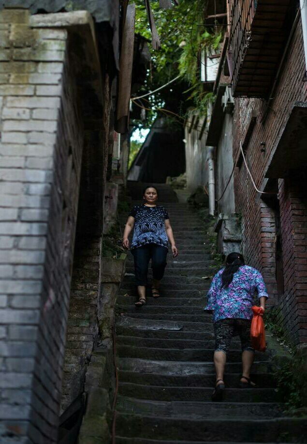 山城重庆那些天马行空设计的道路，外地人来了可能会愣住