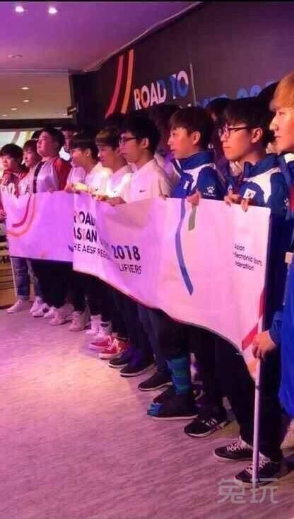 亚运会LOL选手合影曝出 UZI小心机暴露无遗