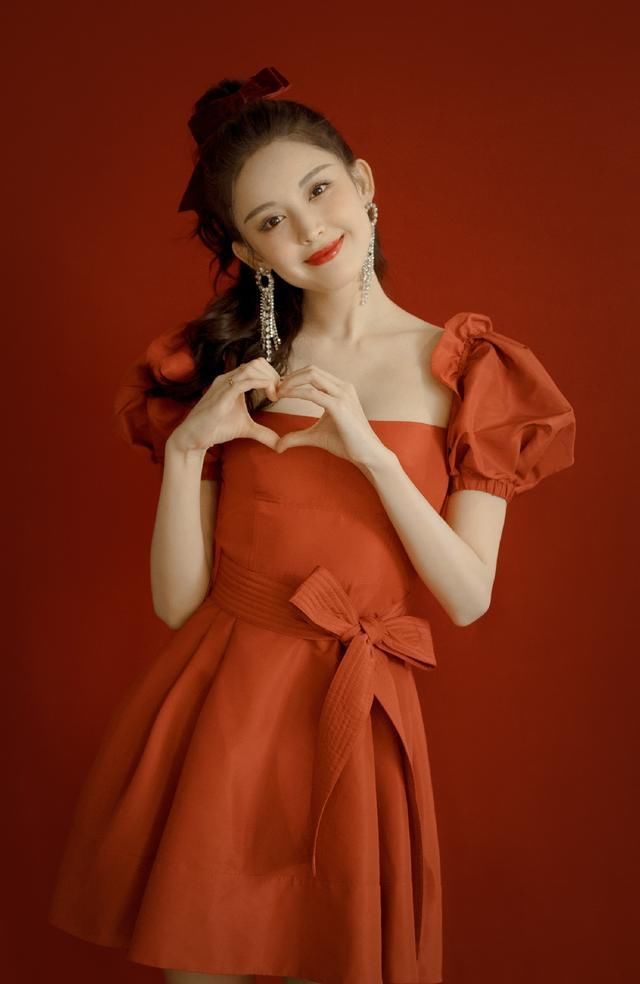 靠美貌火到现在，新综艺上造型惊艳，娜扎教你如何完美穿搭