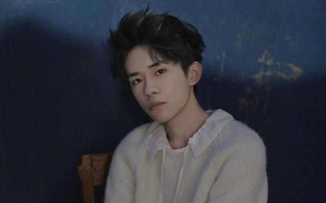 易烊千玺大展男友魅力拥抱安慰亮亮,粉丝:弟弟