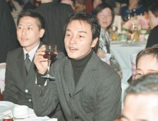 对张国荣的记忆姐姐也是记忆犹新,形容他是一个很贴心的弟弟,虽然没有选择这场的男女朋友交往,但也很支持张国荣在感情上的选择,坦言弟弟跟唐鹤德公开恋情多年,一直都视他(唐鹤德)为家人,即便张国荣不在了也如此。
