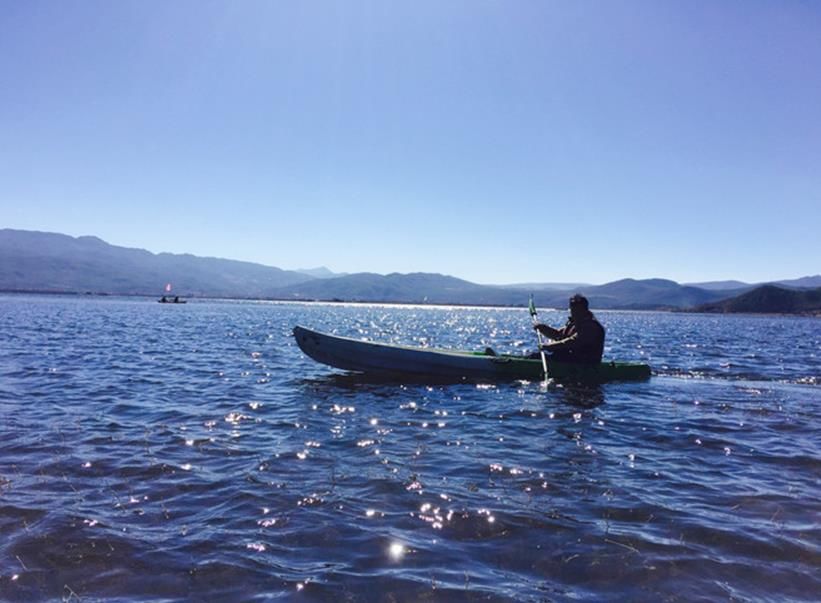 在拉市海划船拍照,风景很美