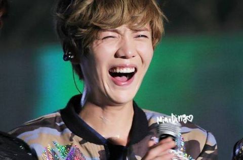 娱乐圈的四位男星大笑照片,王俊凯的最活泼,鹿