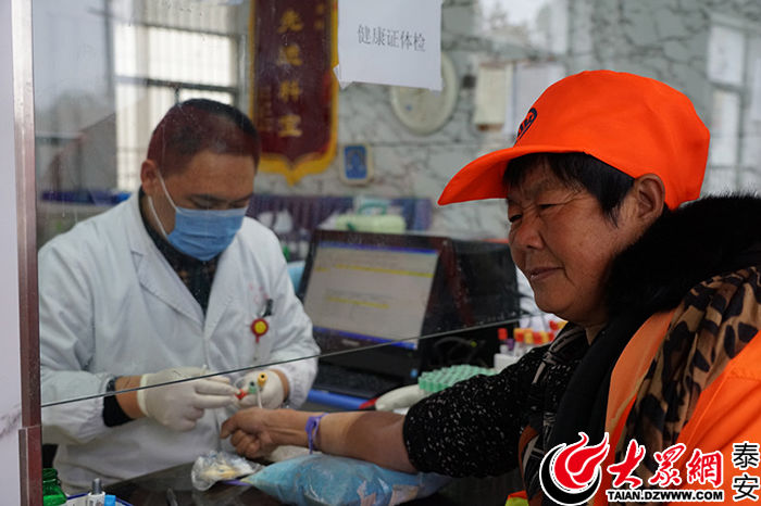 寒冬送暖-东平县卫计局开展 助力东平创卫关爱