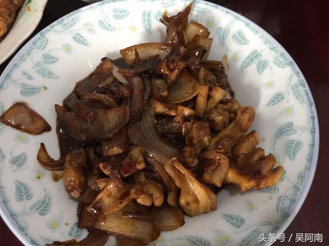 大姨妈家拜年,她却端了一大盘青菜招待我们,真相让我们感动