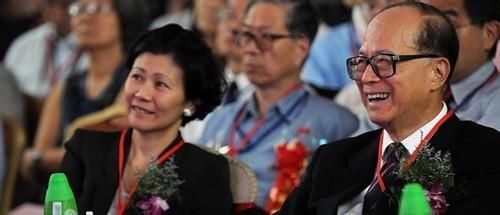 李嘉诚女友低调现身，身旁保镖惹眼，与李嘉诚相恋27年始终如一
