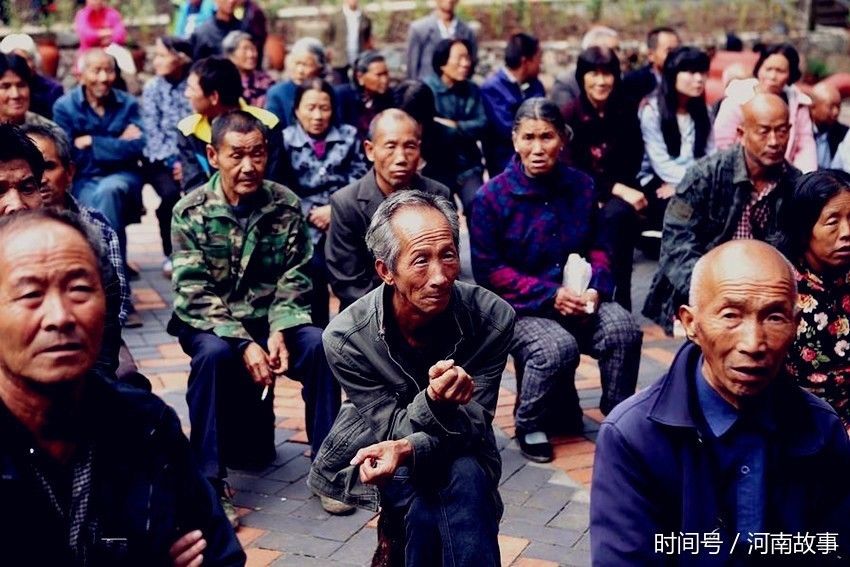 河南卢氏:国家级贫困县村民分红现场