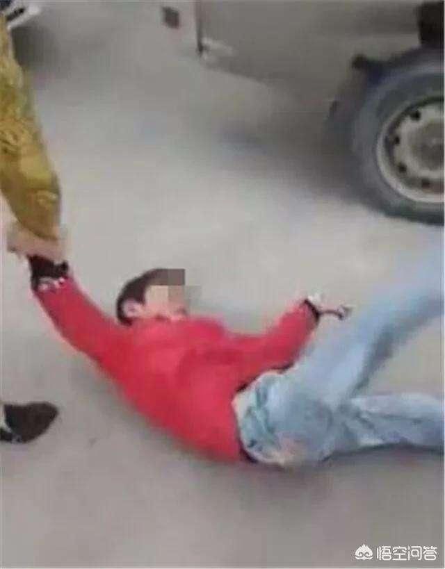 十岁男孩剪刀脚挤压妈妈脖子, 这位妈妈从头到尾不反抗,怎么想的