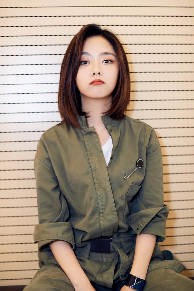 谭松韵蓝色阔腿裤配粉色T恤,28岁嫩回18岁!网