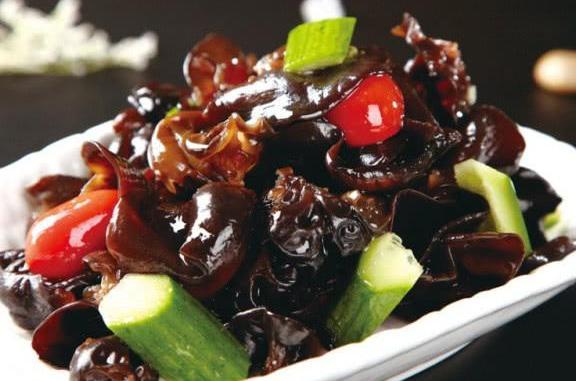 黑木耳不能和2种食物一起吃,不利于消化,早知