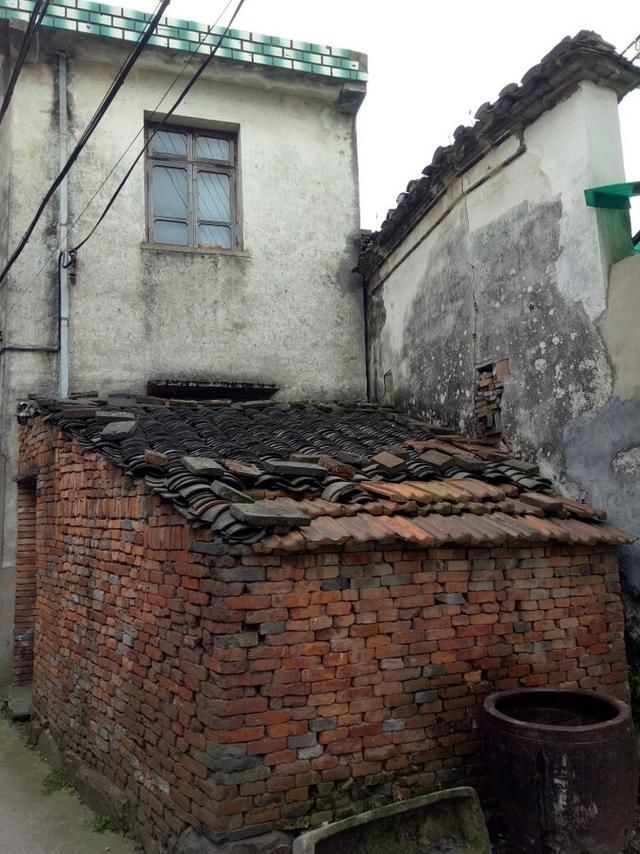 路上的村落，普通的景观，普通的世界