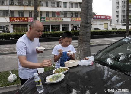 我有神速却只能龟速前进，又一旅游热城数万车辆搁置公路寸步难行