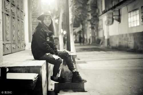 他找算命先生跟他算命,算命先生算到不敢做声