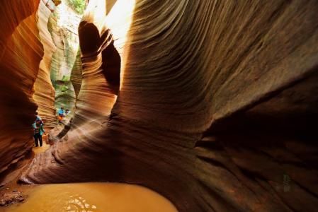 几亿万年前陕西地震后形成个峡谷,都说与美国的羚羊大峡谷相似