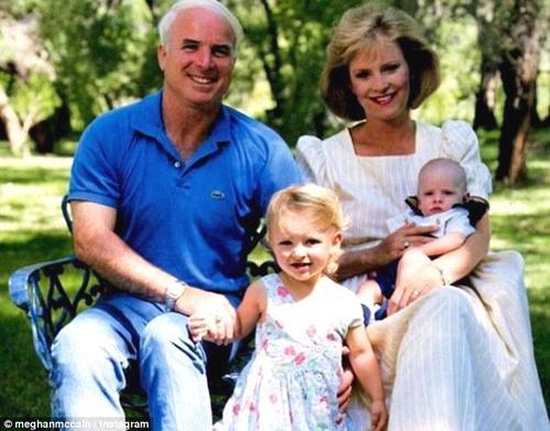 美国资深参议员麦凯恩去世,一组照片回顾其经