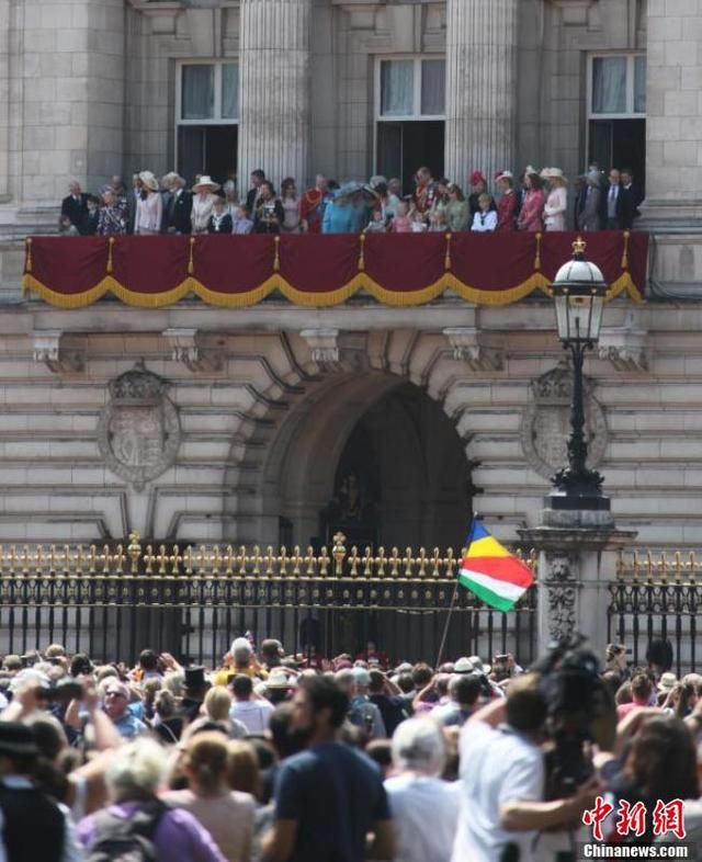 英女王生日庆典隆重 英国民众观礼踊跃