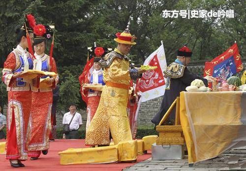 清朝皇室后裔，穿着龙袍祭祖，场面非常壮观，让人误认为穿越了