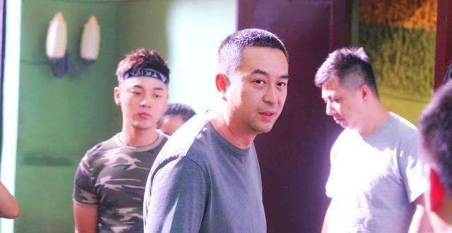 张嘉译因有强直性脊柱炎,弯腰驼背走路成经典