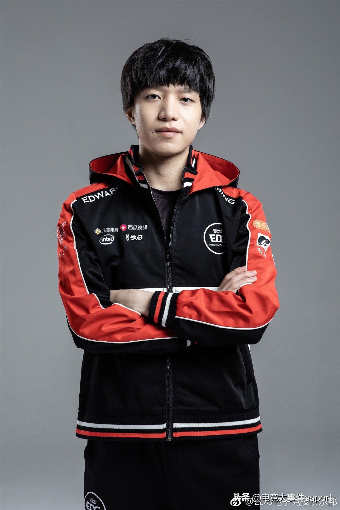 2019 LPL春季赛EDG战队定妆照:厂长美人痣醒