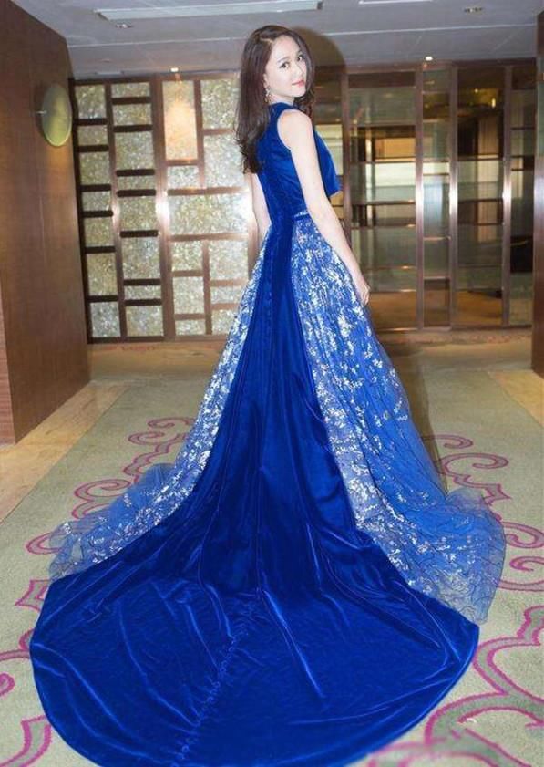 陈乔恩穿一身蓝色长裙出席活动,感觉就是公主