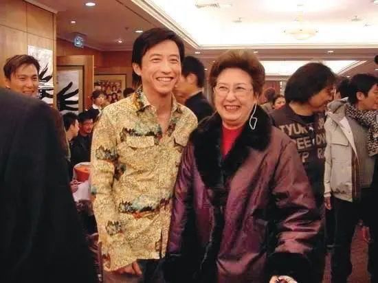 伊能静儿子与男生亲嘴,穿纱裙摆妩媚姿势,网友:父母都有责任
