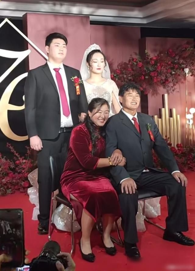 大衣哥儿媳被怼脸拍，成了村民拍摄新目标，家庭背景被曝光