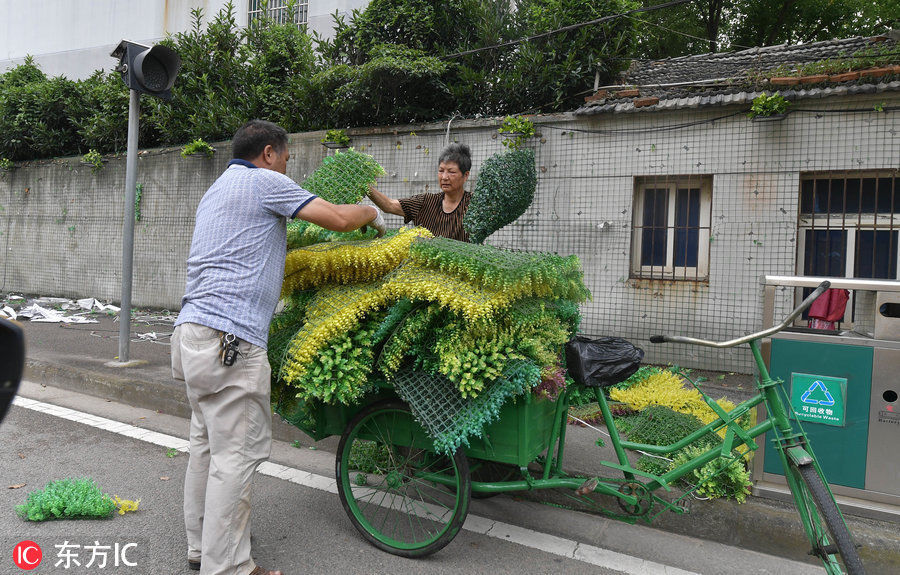 台风安比逼近,舟山市民扎堆避灾场所,体育馆