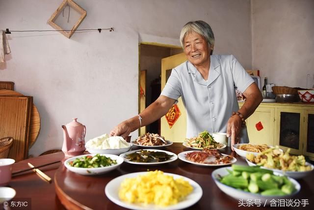 儿子娶了个瘸子，婚后她天天来家蹭饭，偶然打开橱柜，我浑身发抖