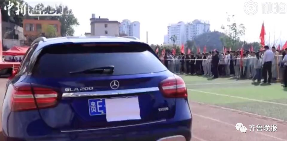 最新!恐怖龙卷风瞬间把游乐园蹦蹦床卷上天,2