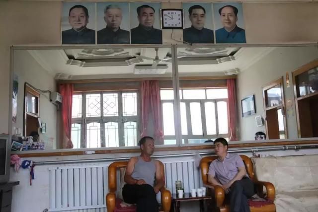 换届选举这个镇即将离任的村干部内心暖暖的