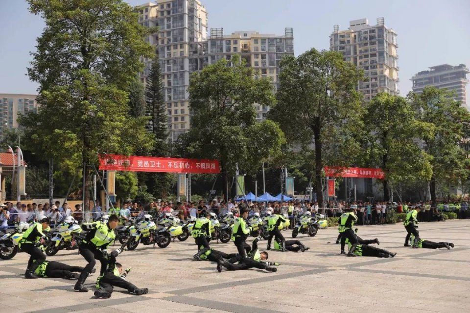 东莞街头这群人帅疯了!快来看年轻的东莞铁骑