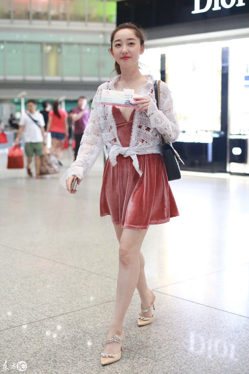 蒋梦婕穿白色上衣内搭红色连衣短裙现身机场，皮肤白嫩笑容甜美!