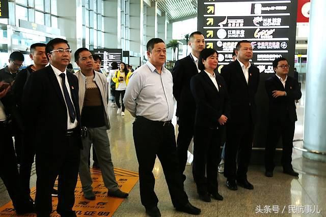 多彩贵州航空开展五四青年节快闪活动