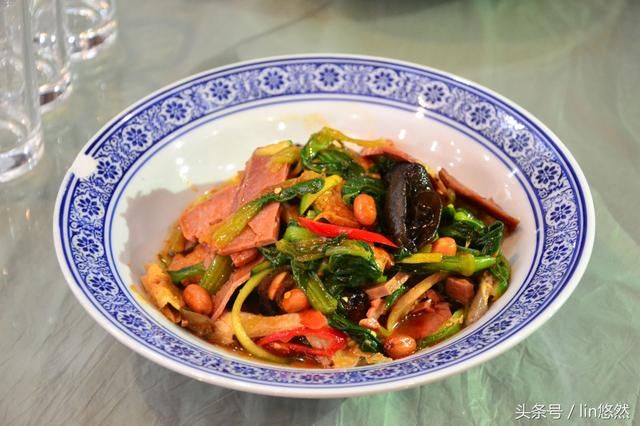 过大年回娘家,娘家用这两桌饭招待女婿,您看怎么样