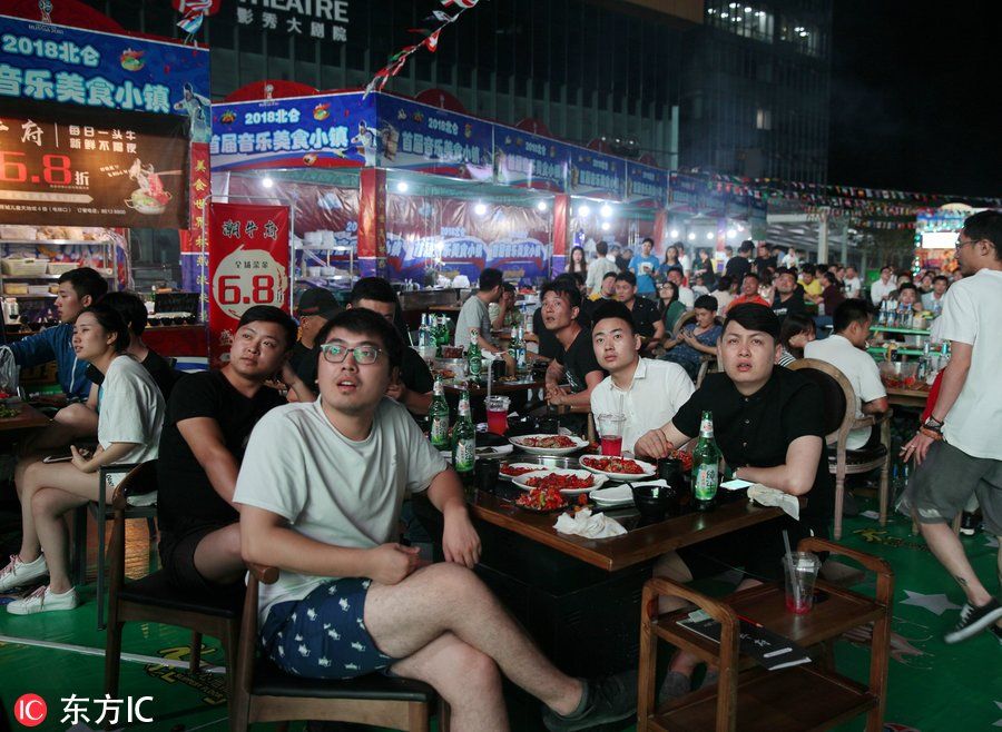 你在哪里看世界杯?宁波球迷露天大屏 啤酒小龙