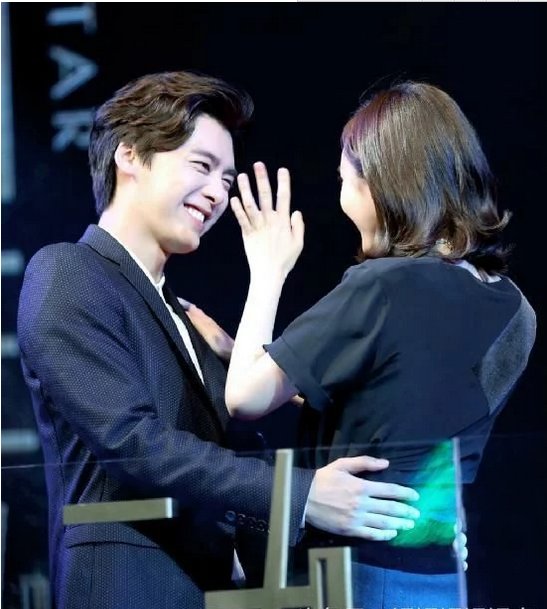 黄轩两次摸杨幂大腿,还和李易峰很亲密,婚姻早