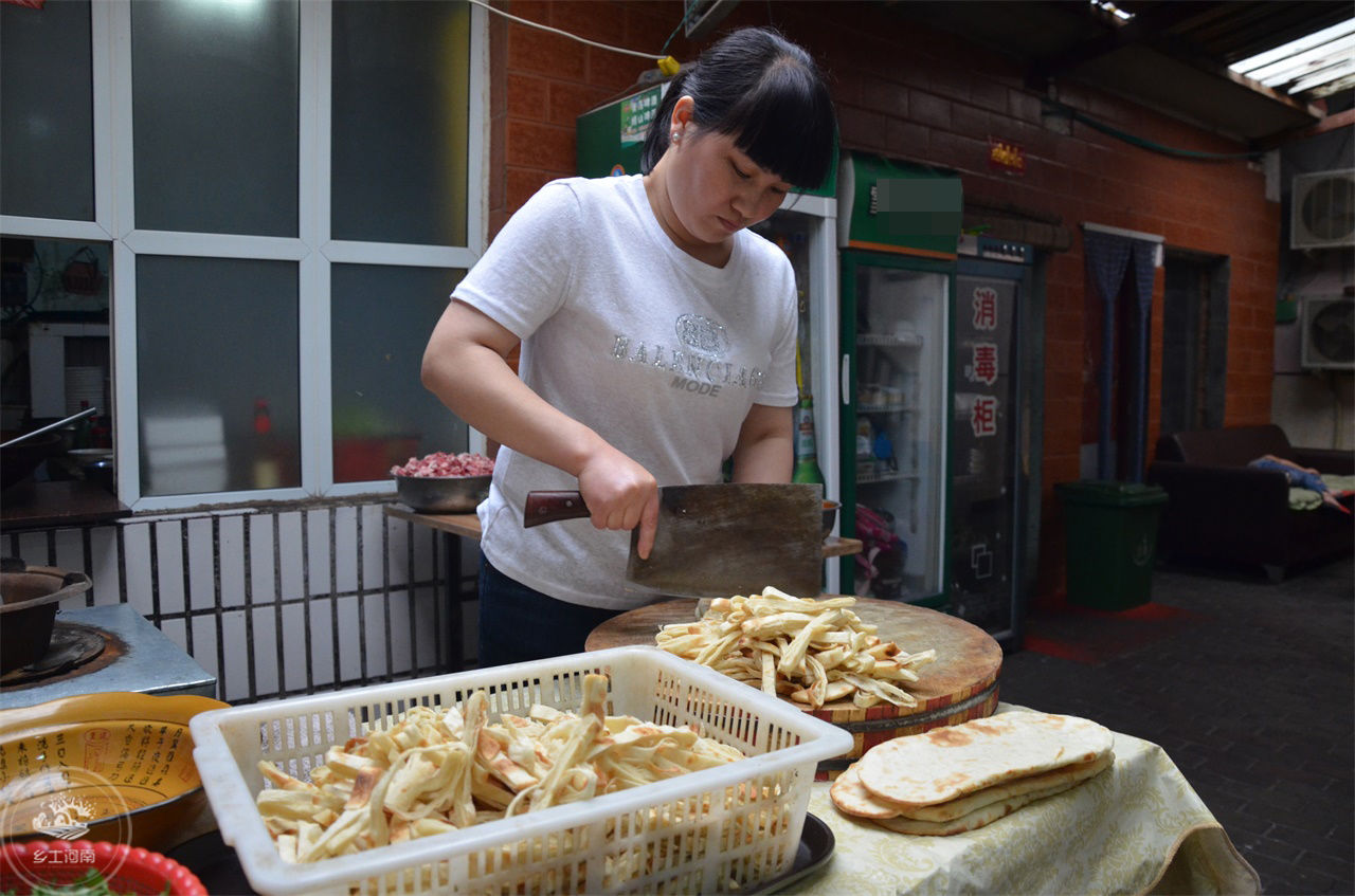 河南七旬老人40年专做这碗饭，十二块钱一碗，一天能卖400碗