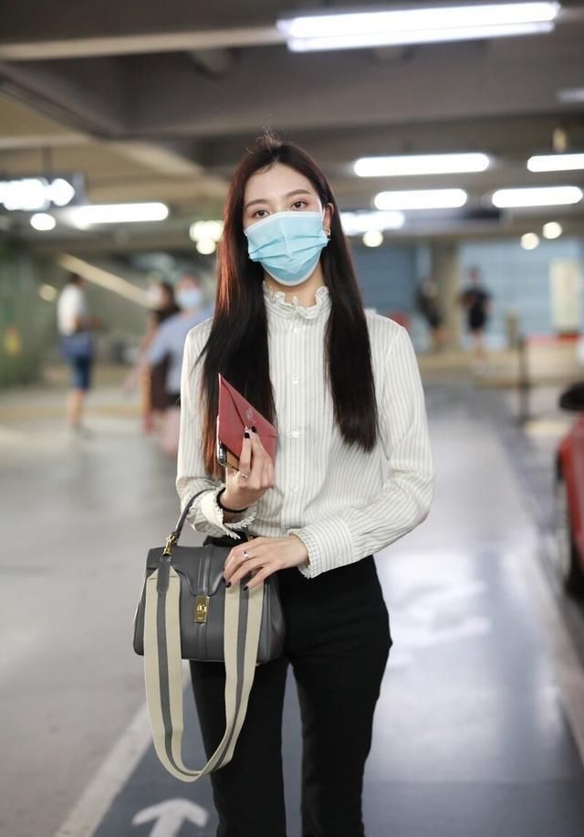 衬衫领口影响气质，想要穿得时尚大气，维多利亚领娃娃领都高级