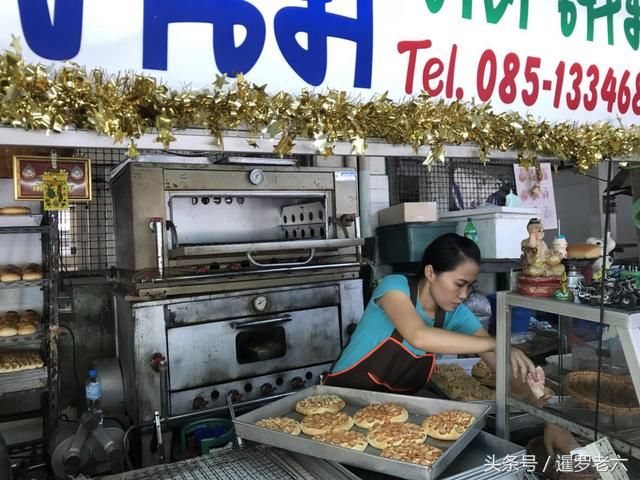 在泰国菜市场，一个“比萨饼”只卖20泰铢！香肠还真不少给！