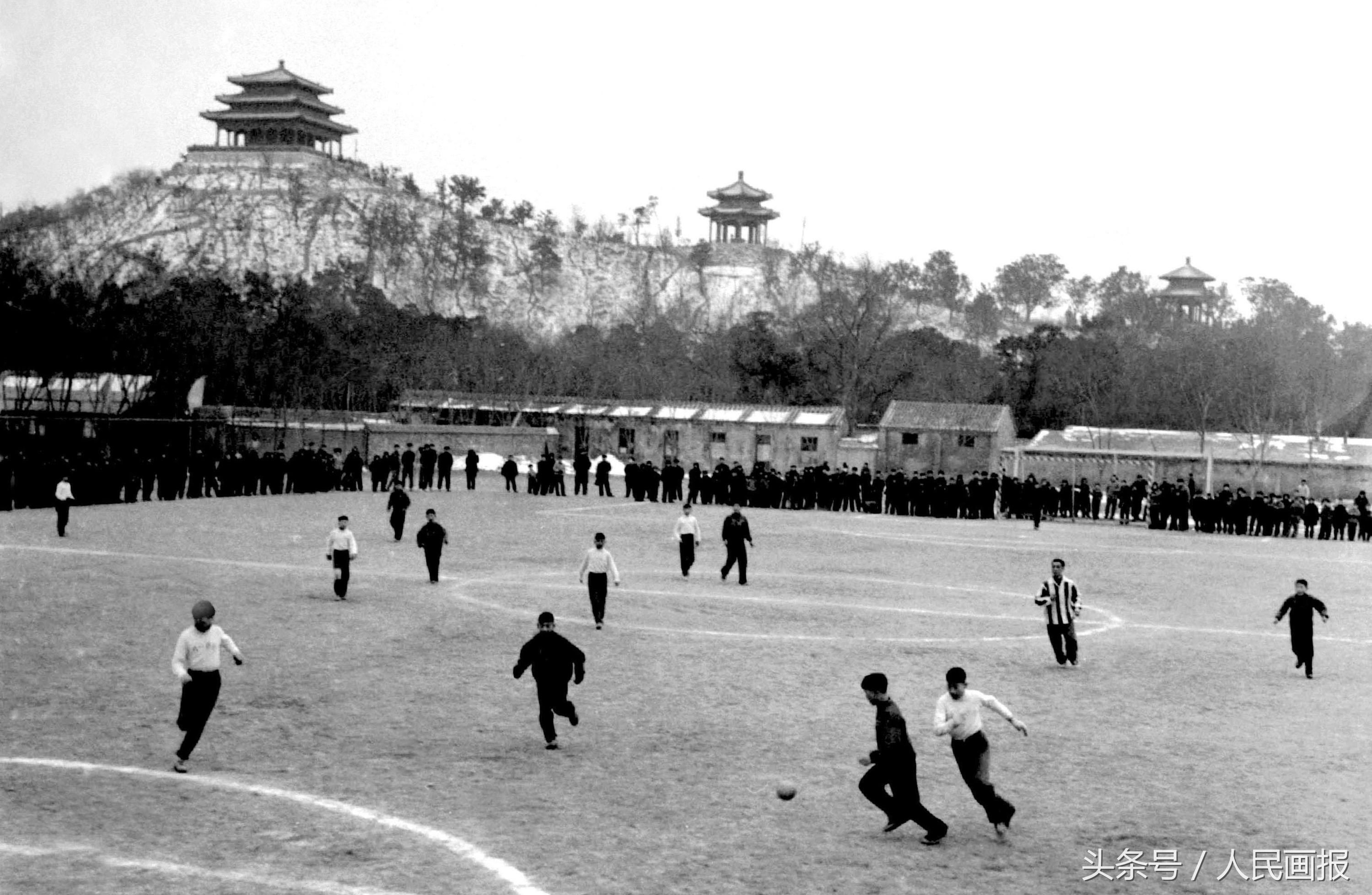 足球要从娃娃抓起,看上世纪60年代小学生足球