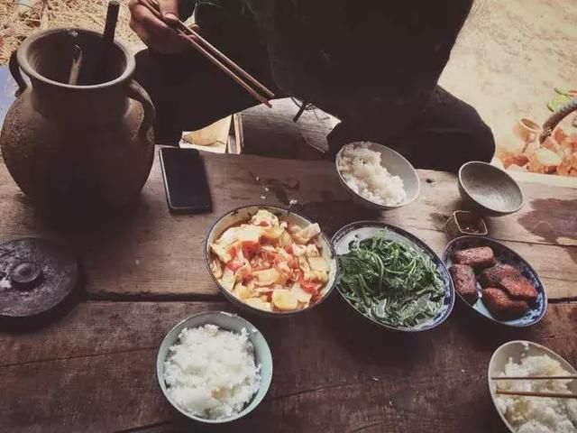 他隐居大理，挖菌子做陶器为生，日记帖断更后，引得几万网友关心