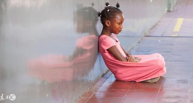 小姑在我面前欺负我妈，我气得一碗饭扣在她脸上