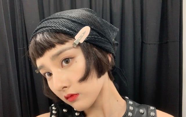 宋祖儿又换新发型,剪头发短发配粉色大全,可爱短齐耳发卡编辫子宝宝图片