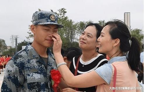 高中生和大学生参军,待遇有什么不同?其实差别