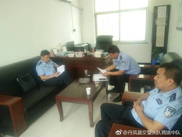 丹凤县公安局政委许军到中队检查工作