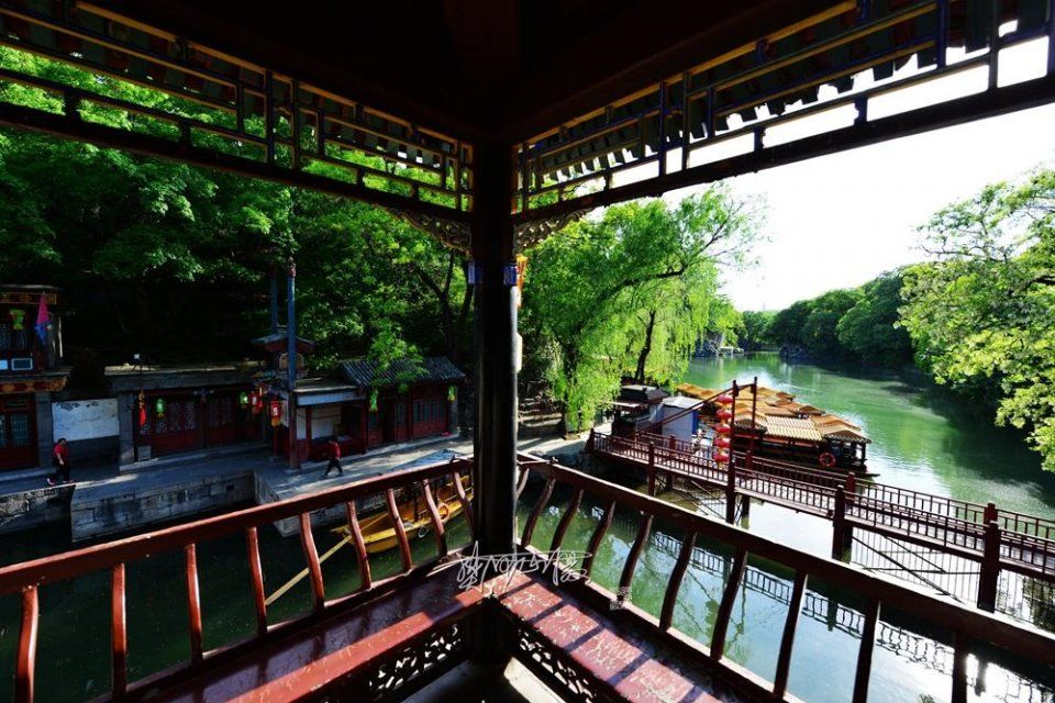 京城节后迎来蓝天白云，颐和园苏州街难得美景游客流连忘返