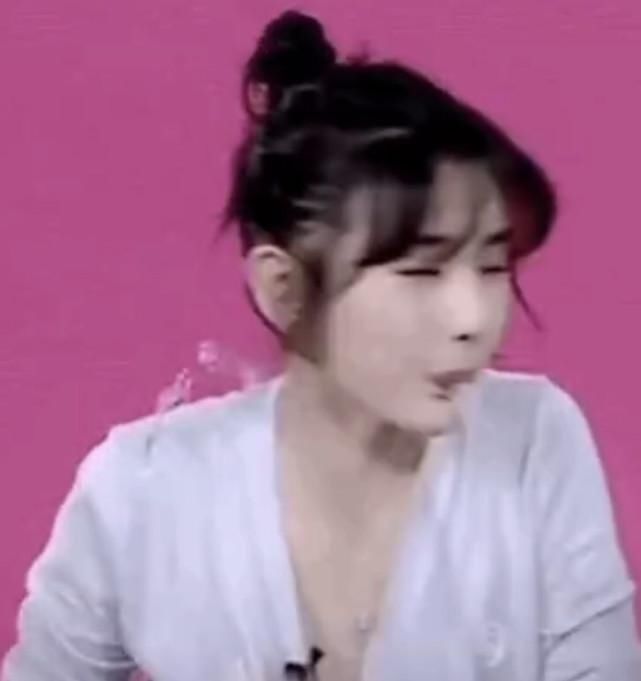 宋祖儿保温杯里泡汽水，直播喷一脸，本人晒自己表情包回应：快停止