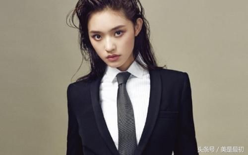 网罗女星穿西装照片,赵丽颖率真,李沁随性,范爷