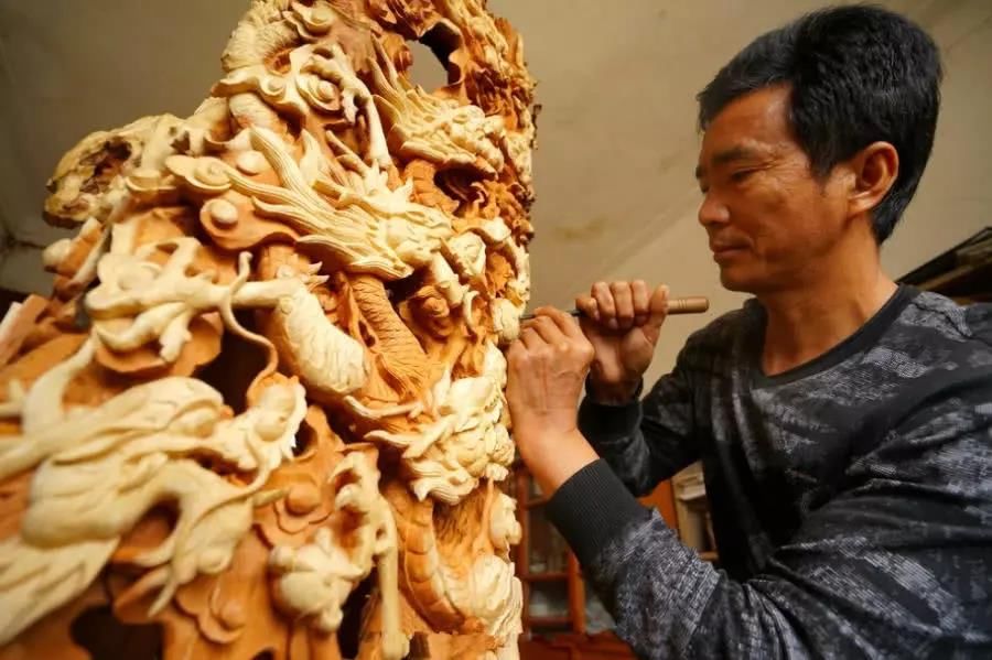 中国木雕匠人,一两木屑抵一两黄金,却将面临手