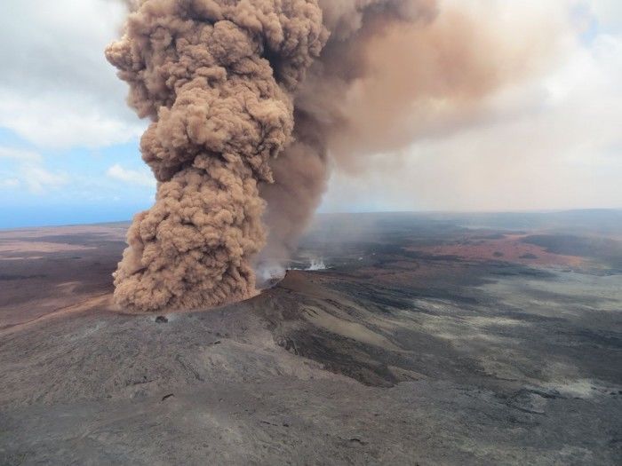 夏威夷基拉韦厄火山视频展示大自然巨大破坏力